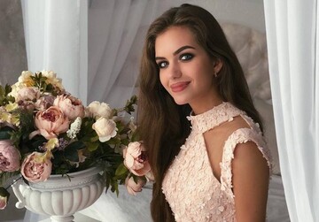 Дружина Дмитра Комарова приміряла розкішну білу сукню для зйомки соціального проєкту: фото