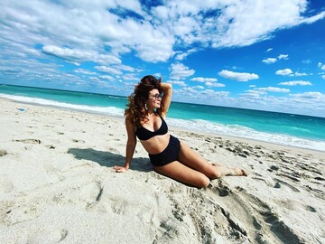 Дружина MONATIK'а скучила за відпочинком на морі і поділилася фото в купальнику