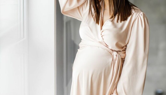 Модна шпаргалка від Джамали: 10 стильних образів на літо для майбутніх мам