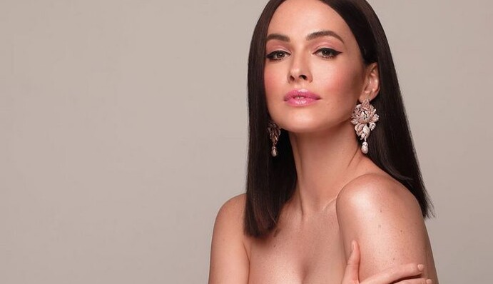 Даша Астафьева показала новый кадр с недавней ню-фотосессии - певица позировала в президентском номере отеля