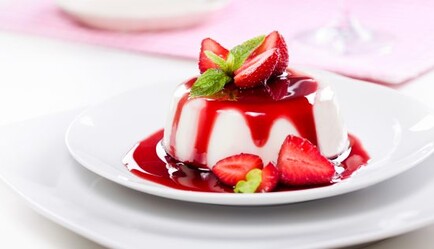 Готовим дома классическую панакоту с ягодным соусом: рецепт и советы с фото