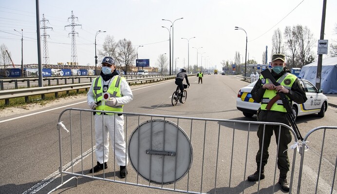 Увечері послаблюємо, а вранці - стільці: чому МОЗ  не знає, коли виходити з карантину