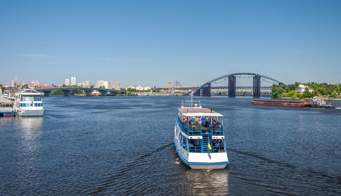 Разгрузить и сохранить дороги: кто мешает строить речной флот Украины