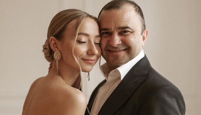 Тобі 55, куди тягнути: молода дружина Віктора Павлика зізналася, що ініціатором шлюбу зі співаком була вона