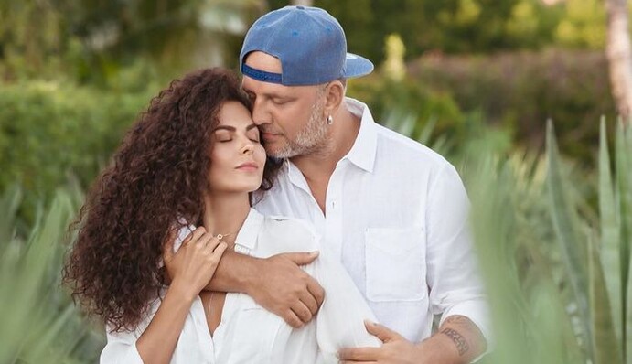 Посиденьки біля каміну з вином та піснями: Потап розповів про сімейні традиції з Настею Каменських