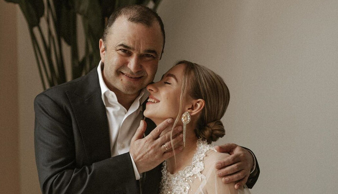 Пишуть, що заради грошей: молода дружина Віктора Павлика розповіла про реакцію на їхнє весілля