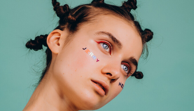 Jerry Heil випустила новий кліп з піснею про самотність, в якій вона їсть та чавкає