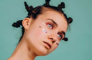 Jerry Heil випустила новий кліп з піснею про самотність, в якій вона їсть та чавкає