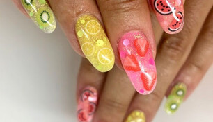 Креативный маникюр на лето: 20 идей нейл-арта с фруктами, зверушками и прочими милостями