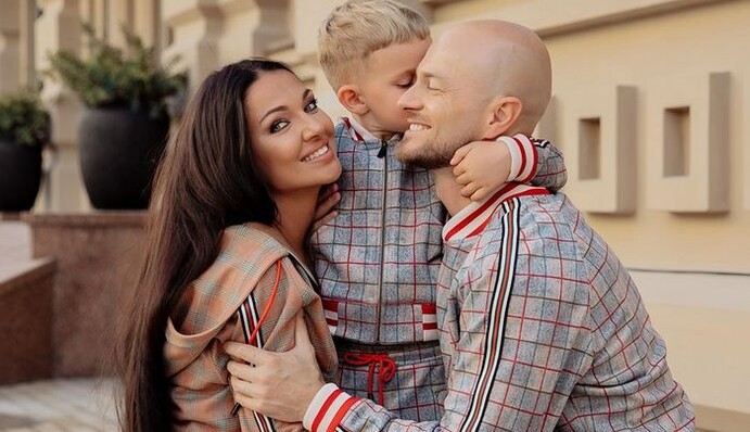 Когда семья на одной волне: Влад Яма с женой и сыном снялись в стильной фотосессии по мотивам 