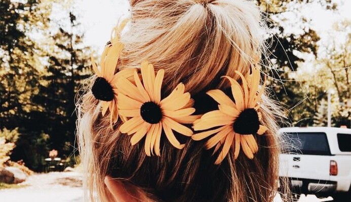 5 простих зачісок на довге волосся, які врятують тебе в спеку: фото та поради
