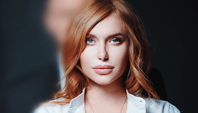 Розлучена Слава Камінська у весільній сукні вирушила на пляж: чого добру пропадати