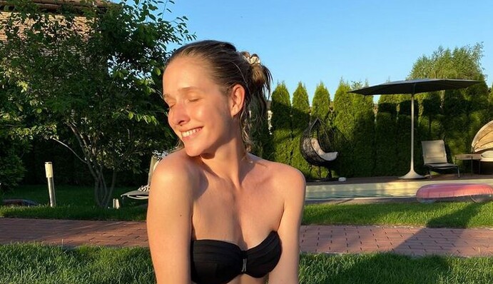 Катя Осадчая показала фигуру в бикини - так ведущая выглядит после месяцев изоляции