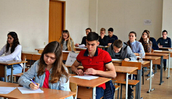 Вчитися в цій країні вже ніхто не буде: чи скасують ЗНО в Україні