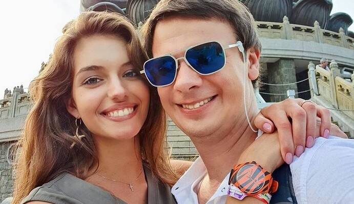 Дружина Дмитра Комарова показала романтичне фото з чоловіком і розповіла, куди вони полетіли