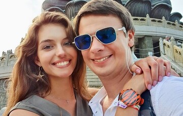 Дружина Дмитра Комарова показала романтичне фото з чоловіком і розповіла, куди вони полетіли