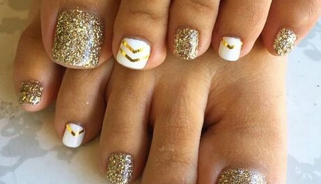 Час відкритого взуття: зберігаємо 10 стильних ідей педикюру на літо