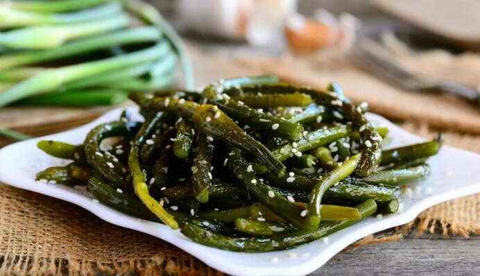 Маринуем дома стрелки чеснока: простой рецепт закуски и советы