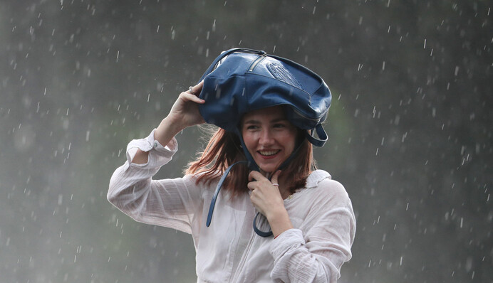 Мокро, гаряче і гучно: погода у вихідні не дасть вам занудьгувати