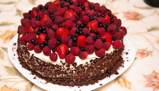 Готуємо вдома простий бісквітний торт з шоколадом і ягодами: рецепт і поради