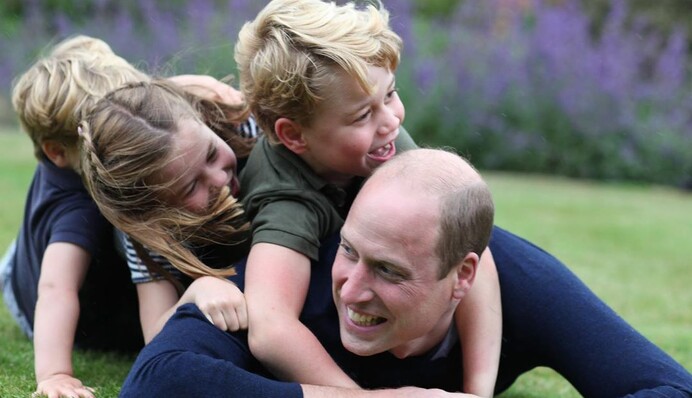Принц Вільям у день народження поділився веселими фото з дітьми - таким королівського тата ми ще не бачили