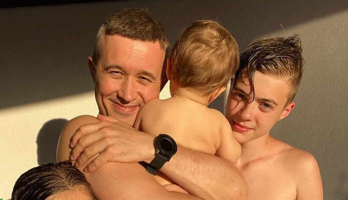 Счастье быть папой: Бабкин, Монатик, Горбунов и другие звезды в День отца показали фото с детьми