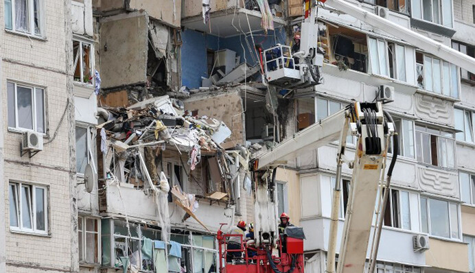 Был глухой, но очень мощный взрыв - жители дома на Позняках давно чувствовали запах газа