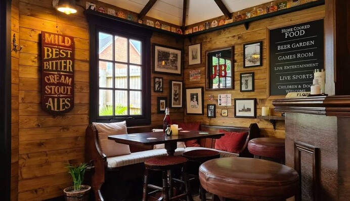 Карантин утомил супругов, и они построили паб просто у себя во дворе - это маленький рай для любителей выпить