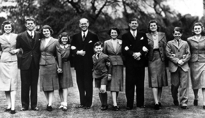 У США померла остання сестра Джона Кеннеді. Ось 13 історій про сім'ю, через які її називають проклятою