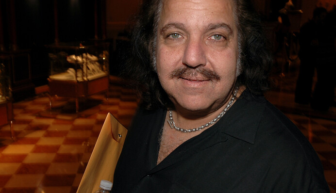 Зірку фільмів для дорослих звинуватили в згвалтуванні: йому загрожує довічне ув'язнення