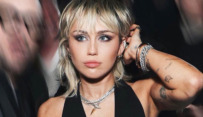 Майлі Сайрус зав'язала з алкоголем і назвала причини своєї залежності