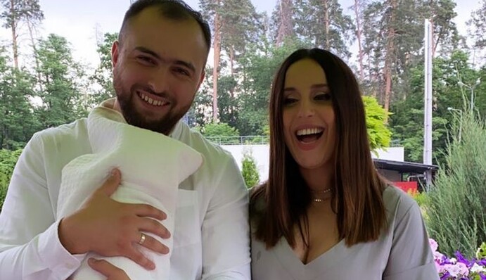 Слезы счастья и встреча братьев: Джамала показала трогательные кадры выписки из роддома