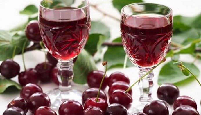 Як зробити вдома ароматну вишневу наливку: простий рецепт і поради