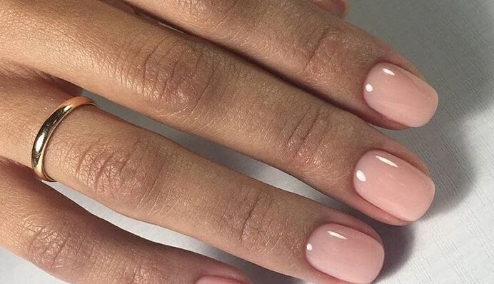Всі говорять про нюдовий манікюр: що це і чому він став трендом цього літа