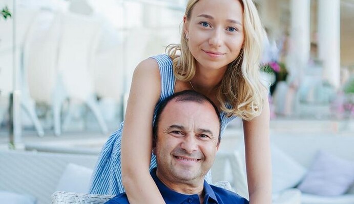 Дружина Віктора Павлика відповіла на звинувачення хейтерів в тому, що артист не піклується про тяжкохворого сина