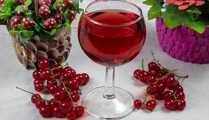 Готуємо вдома ароматне вино з червоної смородини: рецепт і поради