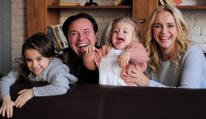 Лилия Ребрик показала уютный домашний вечер у камина - так выглядит счастливая семья