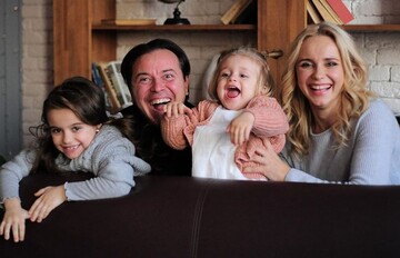 Лилия Ребрик показала уютный домашний вечер у камина - так выглядит счастливая семья