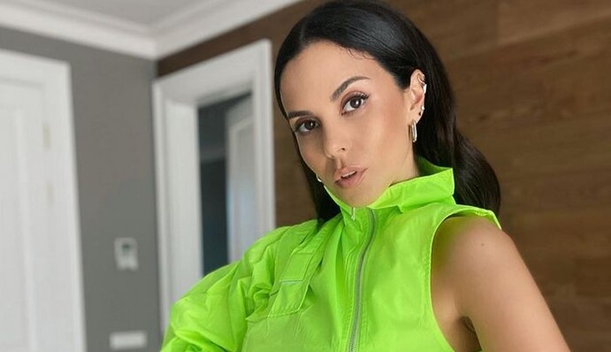 Настя Каменських показала, як цього літа носити трендовий неон - образ співачки легко повторити