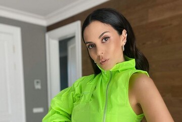 Настя Каменських показала, як цього літа носити трендовий неон - образ співачки легко повторити