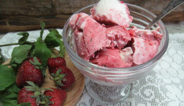 Готуємо вдома морозиво зі сметани та ягід: прості рецепти і варіанти приготування