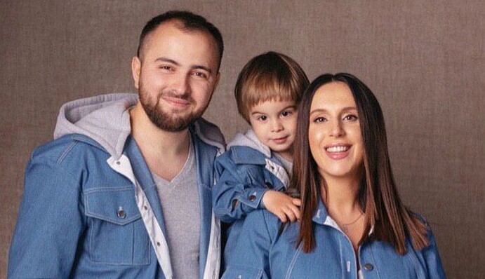 Джамала с мужем и старшим сыном показали family look в стильной фотосессии
