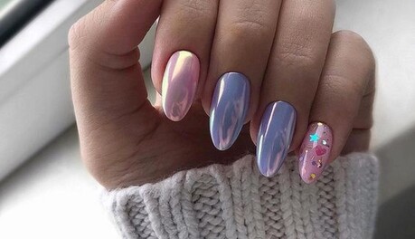 Кажуть, манікюр із втиркою знову в моді. Ось 10 свіжих ідей дизайну на літо