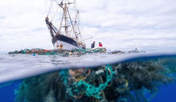 Фото дня: експедитори виловили з океану 93 тонни пластика