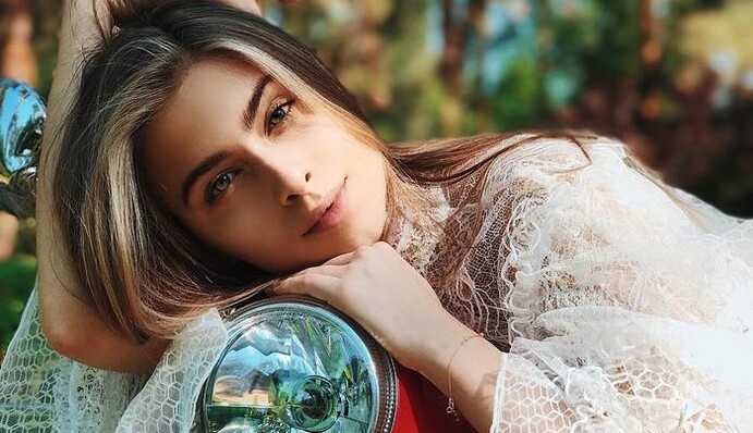 Внучка Софії Ротару похвалилася витонченою фігурою в трендовому купальнику