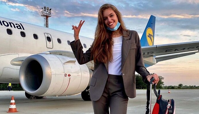 Придется привыкнуть: жена Дмитрия Комарова воспользовалась самолетом в карантин и рассказала о новых условиях