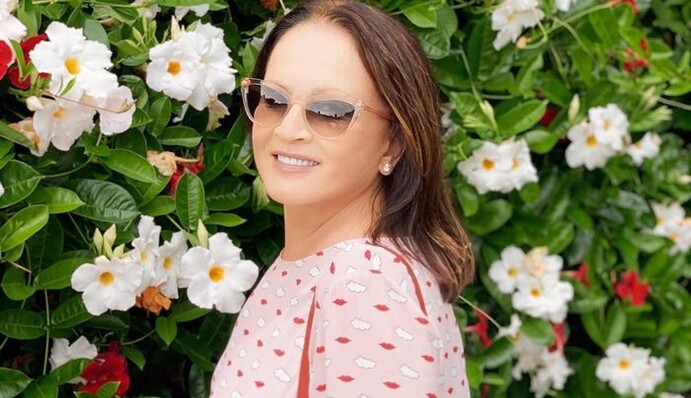 Софія Ротару показала свій розкішний особняк і квітучий сад: фото