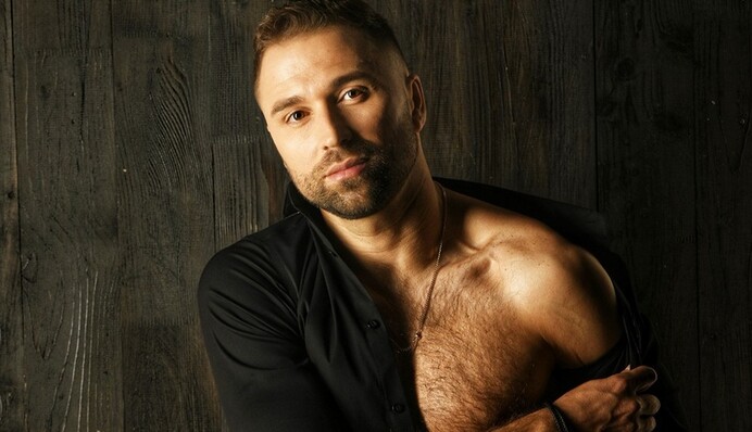 Герой шоу Холостяк-10 показав нову дівчину. Нею виявилася відома модель