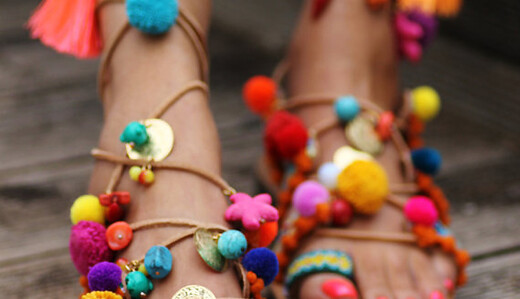 Плетеные сандалии в бохо-стиле не выходят из моды: 7 стильных моделей к платьям и сарафанам