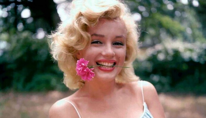 Хустка Мерилін Монро врятувала паризький театр від закриття